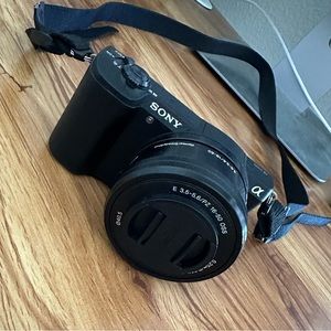 Very gently used Sony Alpha A5100 mirrorless digital camera